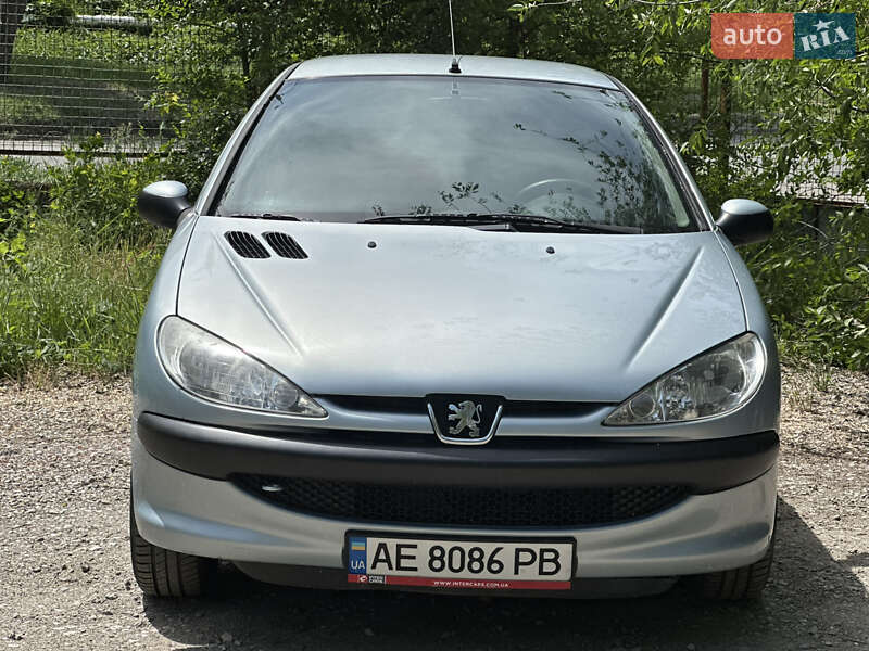 Хетчбек Peugeot 206 2008 в 