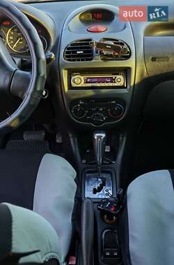 Хэтчбек Peugeot 206 2006 в 