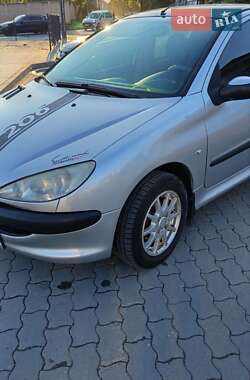 Хэтчбек Peugeot 206 2006 в 