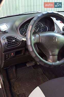Хэтчбек Peugeot 206 2006 в 