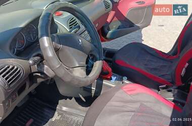 Хэтчбек Peugeot 206 2004 в 