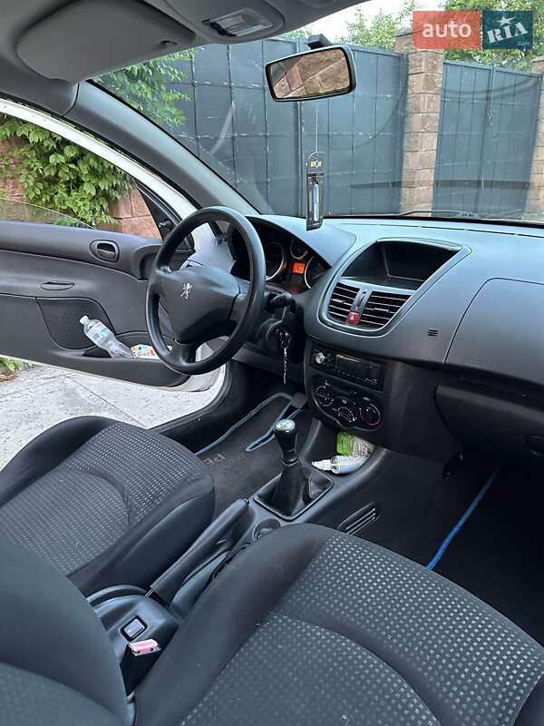 Хетчбек Peugeot 206 2011 в Рівному