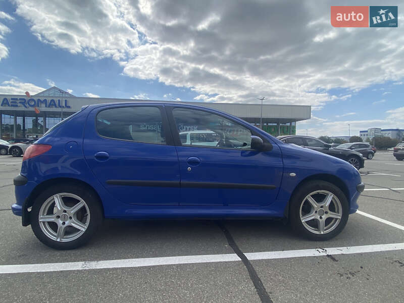 Хетчбек Peugeot 206 2004 в Києві