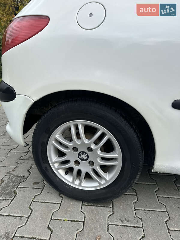 Хетчбек Peugeot 206 2001 в Чернівцях