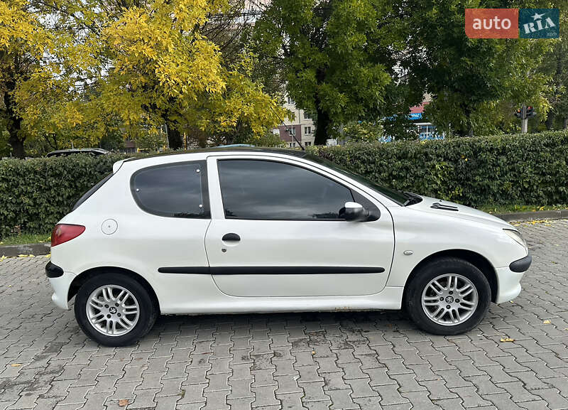 Хетчбек Peugeot 206 2001 в Чернівцях