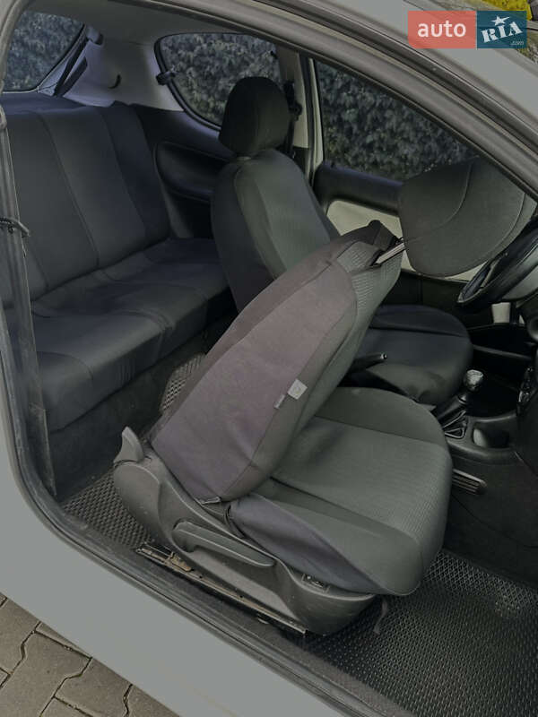Хетчбек Peugeot 206 2001 в Чернівцях