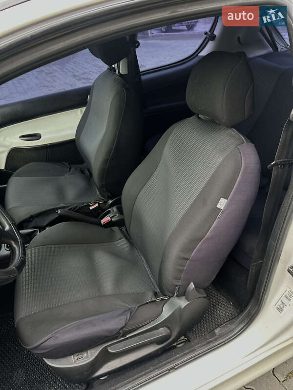 Хетчбек Peugeot 206 2001 в Чернівцях