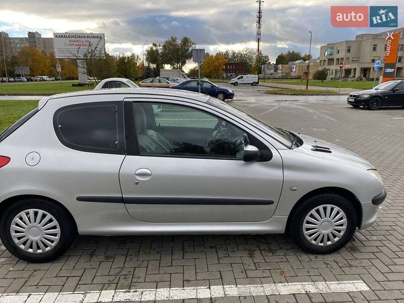 Хэтчбек Peugeot 206 2003 в Днепре