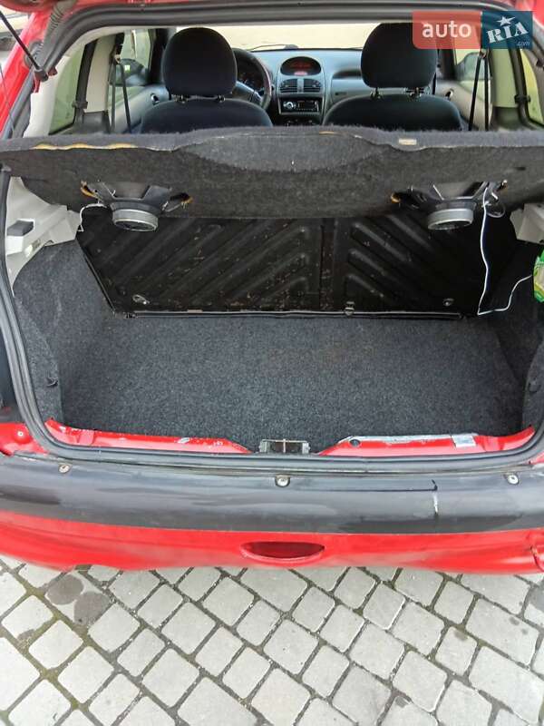 Хэтчбек Peugeot 206 2002 в Сатанове фото 5 Хэтчбек Peugeot 206 2002 в Сатанове