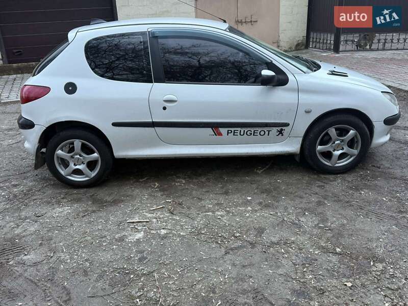 Хэтчбек Peugeot 206 2002 в Запорожье