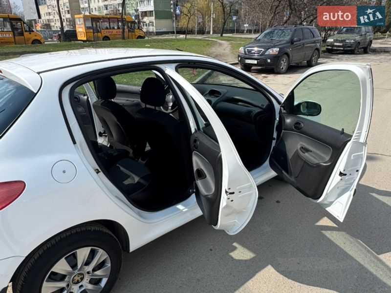 Хетчбек Peugeot 206 2006 в Сумах