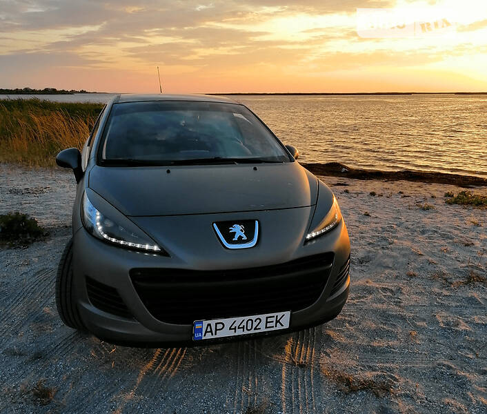 Хэтчбек Peugeot 207 2010 в Черновцах