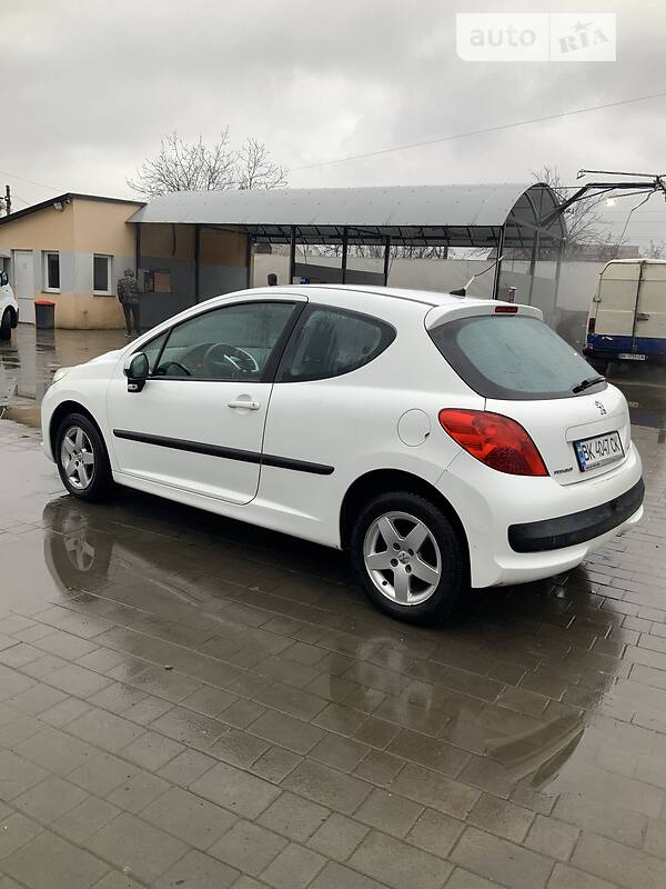 Хетчбек Peugeot 207 2009 в Острозі