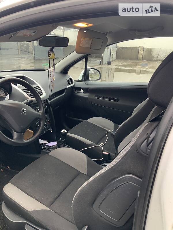 Хетчбек Peugeot 207 2009 в Острозі