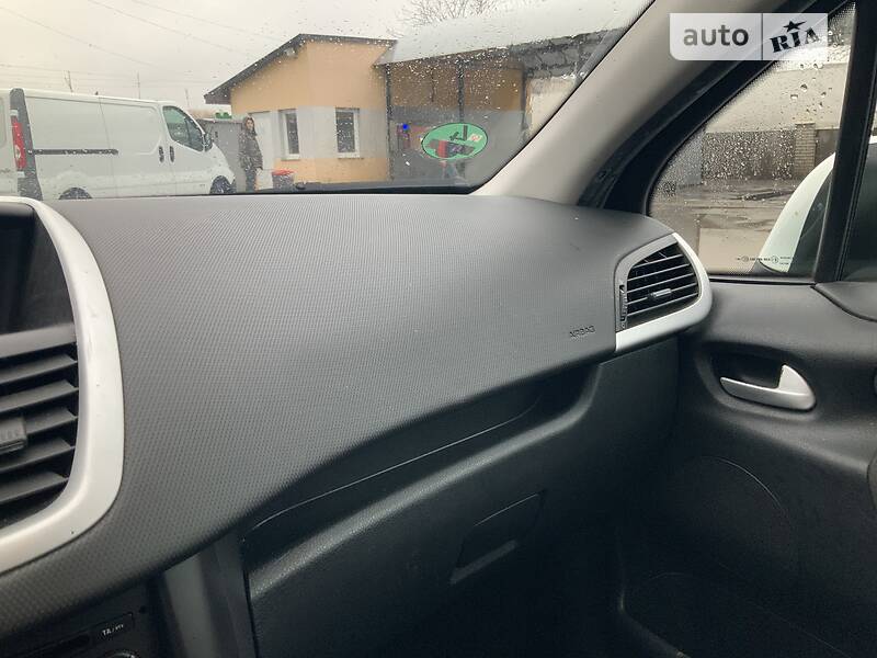 Хетчбек Peugeot 207 2009 в Острозі