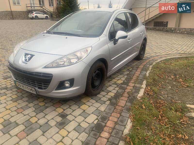 Хэтчбек Peugeot 207 2011 в Киеве