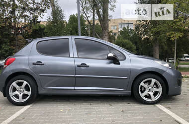 Хэтчбек Peugeot 207 2010 в Черновцах