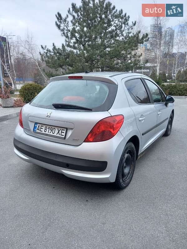 Хетчбек Peugeot 207 2008 в Дніпрі