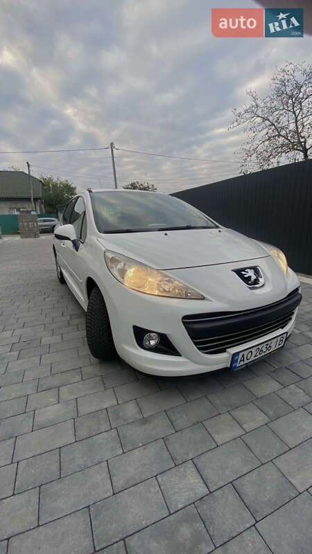 Хэтчбек Peugeot 207 2009 в 