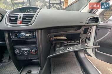 Хэтчбек Peugeot 207 2010 в 