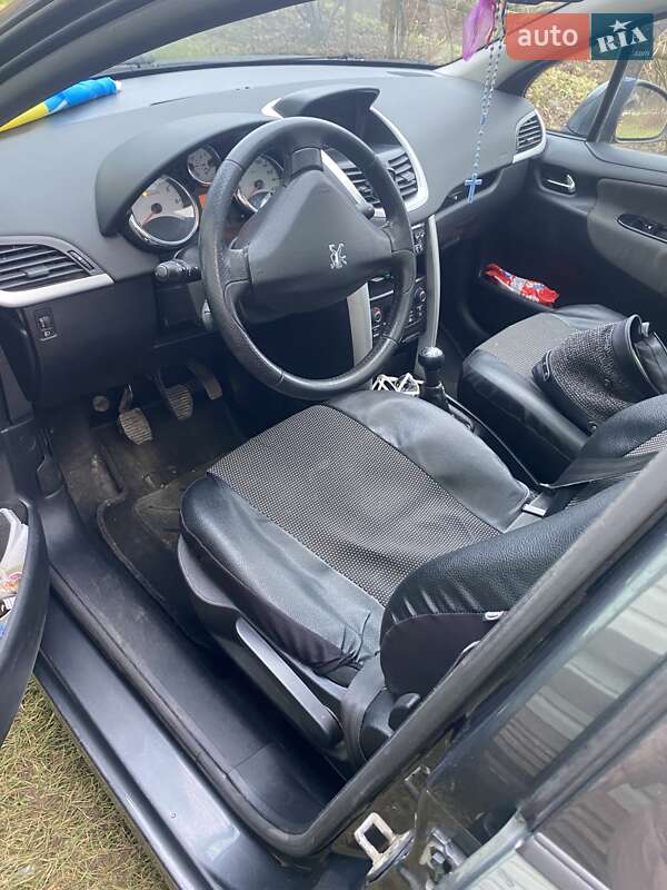 Хэтчбек Peugeot 207 2010 в Сходнице