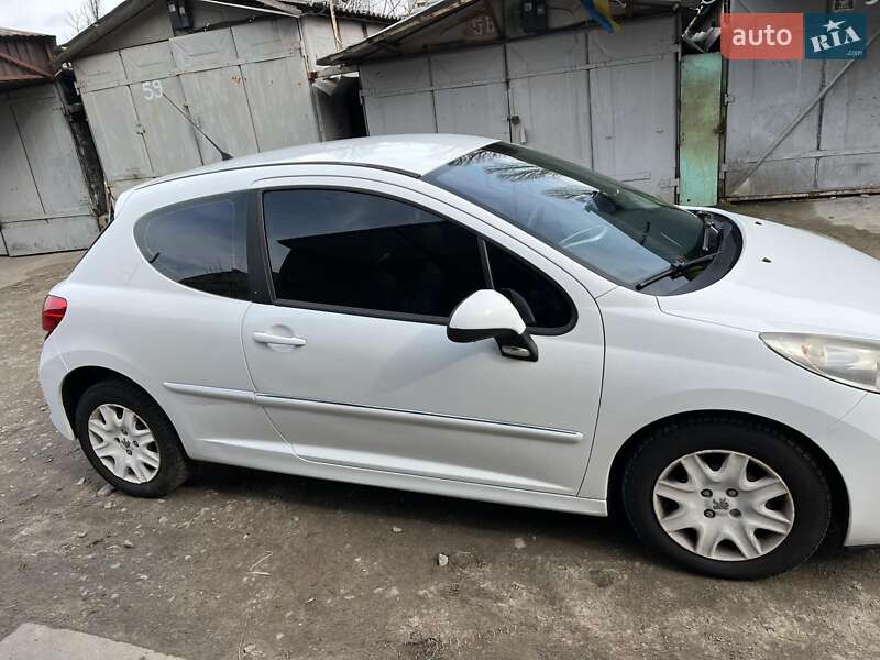 Хэтчбек Peugeot 207 2011 в Киеве