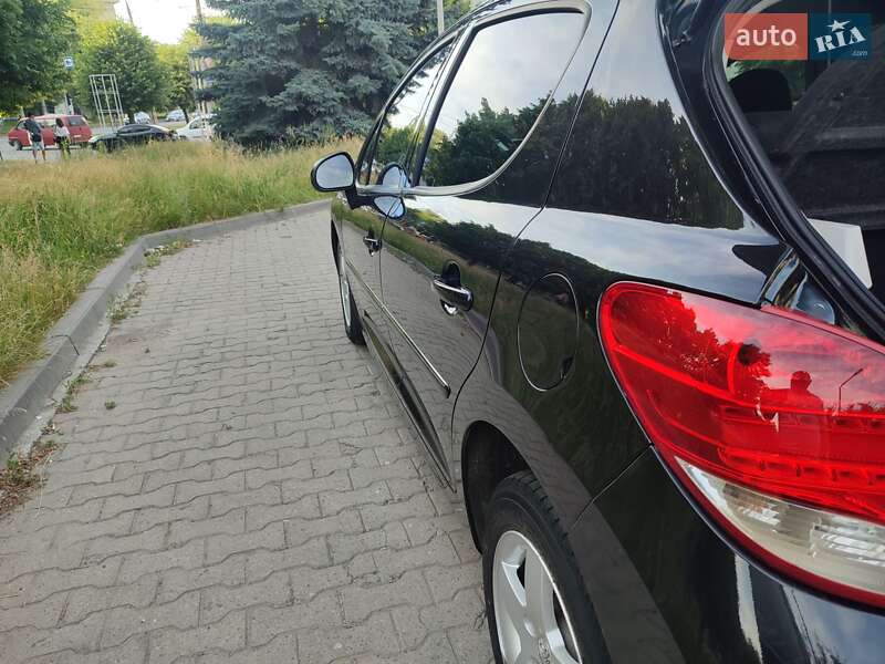 Хетчбек Peugeot 207 2011 в Чернівцях