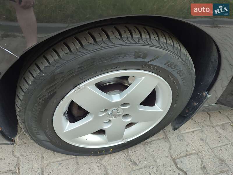 Хетчбек Peugeot 207 2011 в Чернівцях