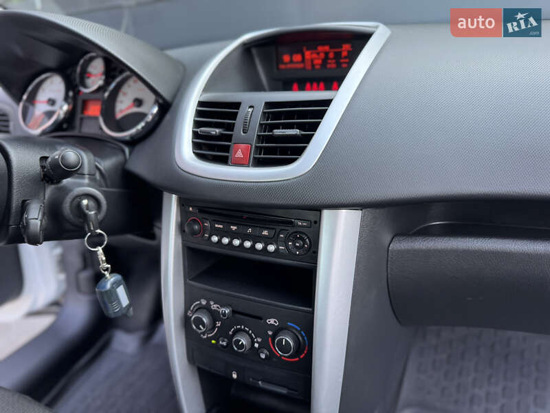 Хетчбек Peugeot 207 2011 в Києві