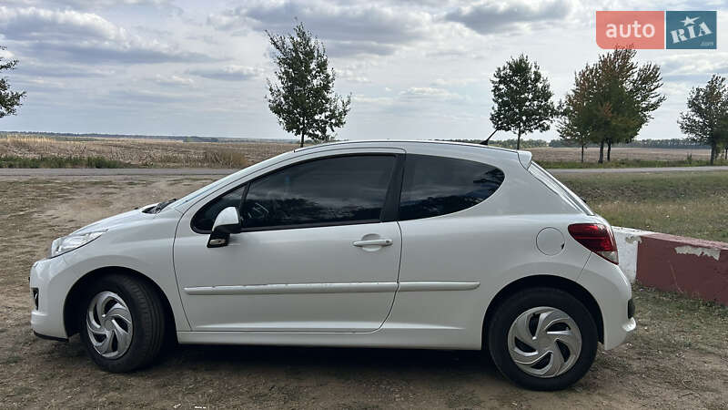 Хетчбек Peugeot 207 2011 в Новоархангельську