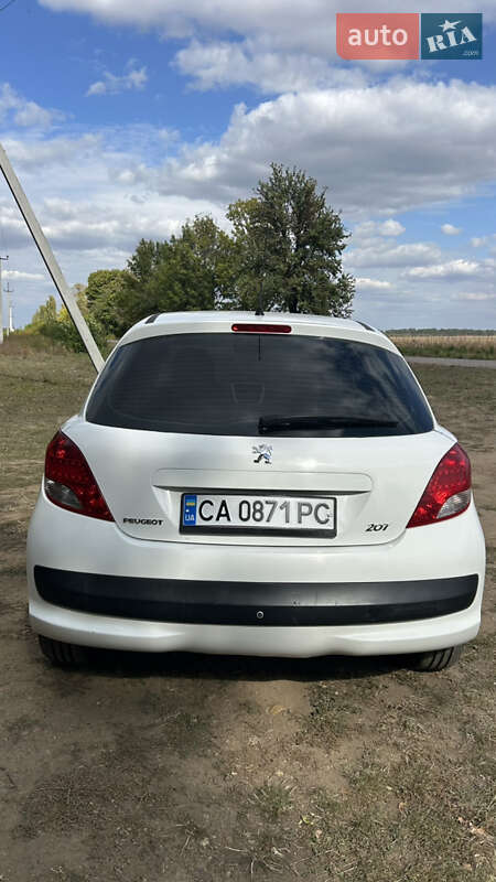 Хетчбек Peugeot 207 2011 в Новоархангельську