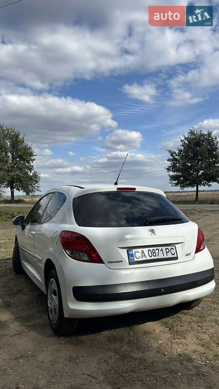 Хетчбек Peugeot 207 2011 в Новоархангельську