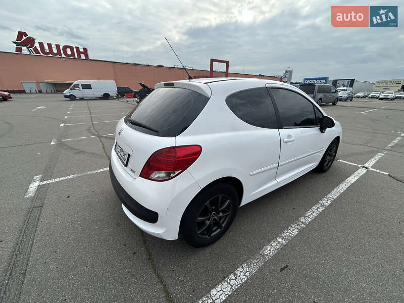 Хэтчбек Peugeot 207 2011 в Киеве