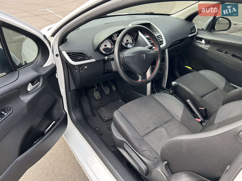 Хэтчбек Peugeot 207 2011 в Киеве
