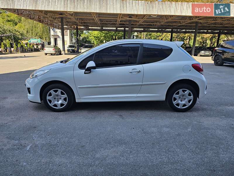 Хэтчбек Peugeot 207 2011 в Киеве