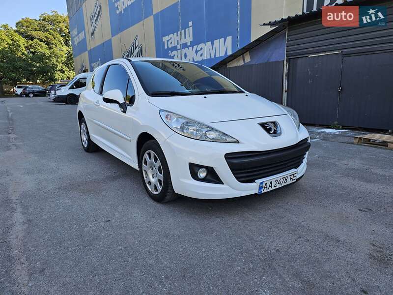 Хэтчбек Peugeot 207 2011 в Киеве