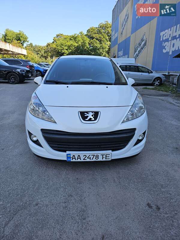 Хэтчбек Peugeot 207 2011 в Киеве
