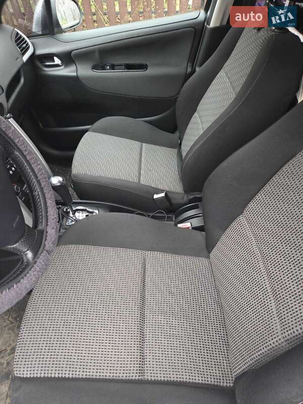 Хэтчбек Peugeot 207 2011 в Долине