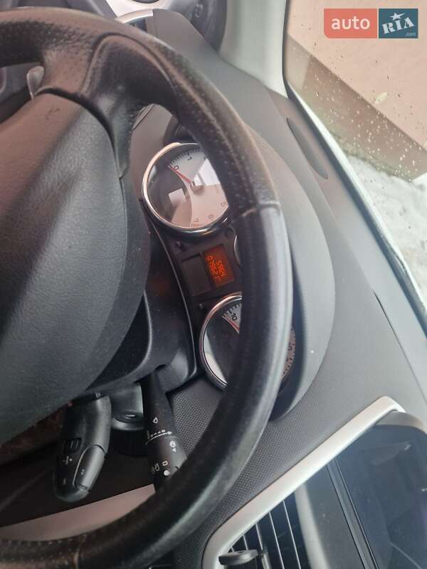 Хэтчбек Peugeot 207 2011 в Долине