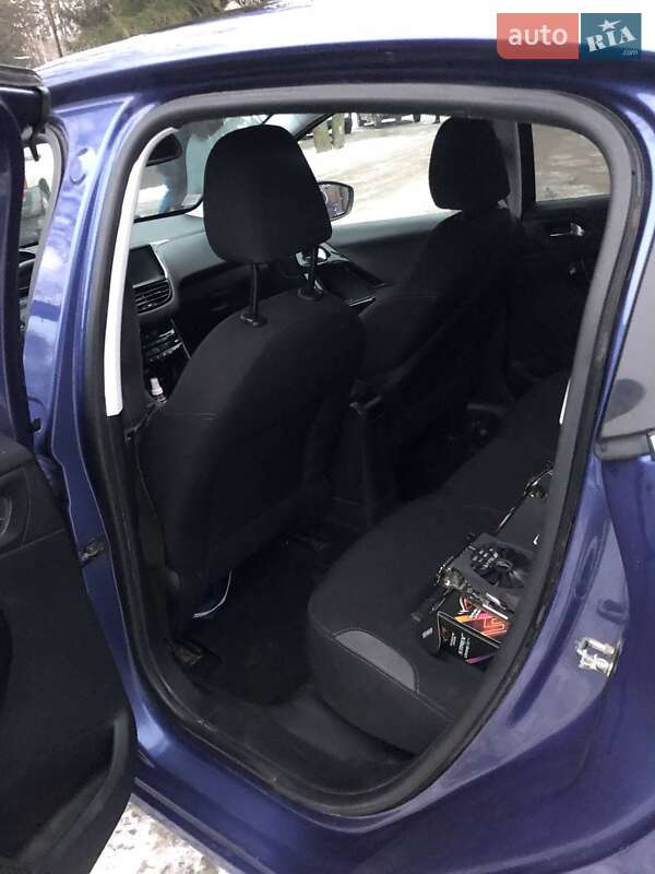 Хетчбек Peugeot 208 2013 в Баранівці