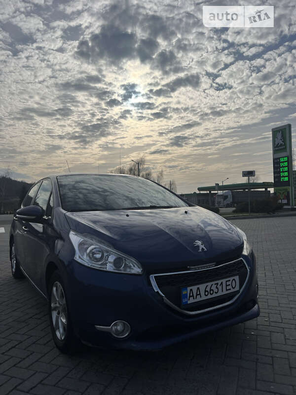 Хэтчбек Peugeot 208 2013 в Ужгороде