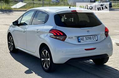 Хетчбек Peugeot 208 2016 в Дніпрі