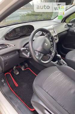 Хэтчбек Peugeot 208 2013 в Теофиполе