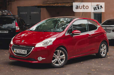 Хетчбек Peugeot 208 2013 в Дніпрі