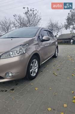 Хетчбек Peugeot 208 2014 в Чемерівцях