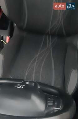 Хэтчбек Peugeot 208 2012 в 