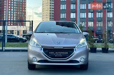 Хэтчбек Peugeot 208 2015 в 