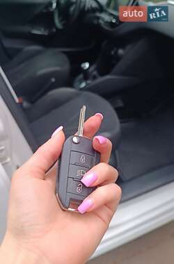 Хэтчбек Peugeot 208 2013 в 