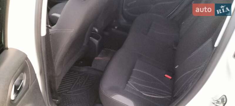 Хетчбек Peugeot 208 2015 в Києві