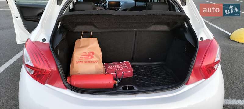 Хетчбек Peugeot 208 2015 в Києві